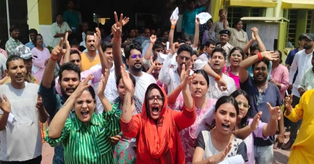 Uproar during NEET UG exam in Palamu, candidates angry over delay in question paper