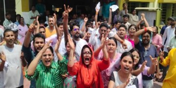 Uproar during NEET UG exam in Palamu, candidates angry over delay in question paper