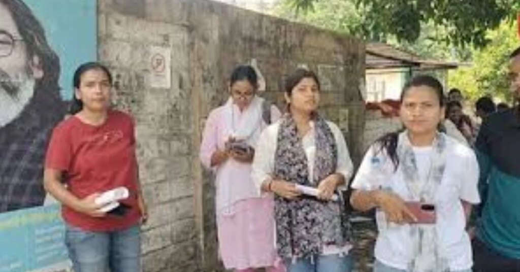 Uproar in B.Ed-M.Ed joint entrance examination, demonstration of candidates deprived of admission at Graduate College Center