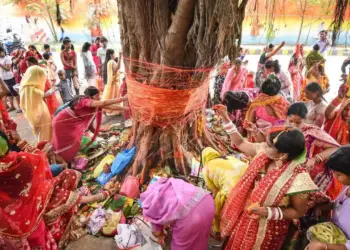 Vat Savitri Vrat 2026: Married women observed fast on Jyeshtha Amavasya, auspicious time of puja is till 12.45 pm.