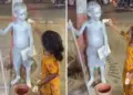 Viral Video: The little innocent girl understood the hunger of the child standing like an idol, did such a thing that she won the heart
