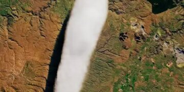 Wonders of mountains and strong winds, what are the unique shaped 'lenticular clouds', how are they formed?