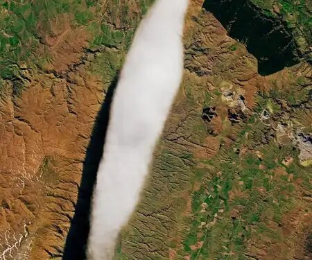 Wonders of mountains and strong winds, what are the unique shaped 'lenticular clouds', how are they formed?
