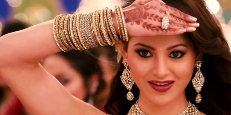 ≡ 9 interesting facts about Urvashi Rautela 》 Her Beauty