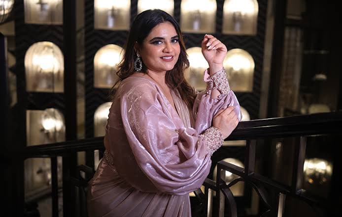 ≡ Want to look slim, stylish and confident in the photo? Try these posing tips for plus-size and midsize people 》 Her Beauty