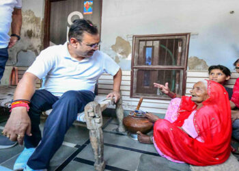 107 year old Kumkum Devi, 102 year old Omkar Teli blessed the Chief Minister