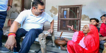 107 year old Kumkum Devi, 102 year old Omkar Teli blessed the Chief Minister