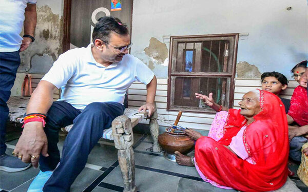 107 year old Kumkum Devi, 102 year old Omkar Teli blessed the Chief Minister