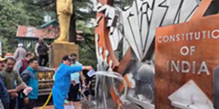 Himachal: JP Nadda joined the cleanliness campaign, offered flowers on Ambedkar statue in Chauda Maidan.