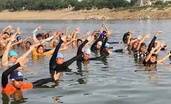 Before International Yoga Day, 'Water Yoga' in Prayagraj, swimmers did unique exercise in Yamuna river.