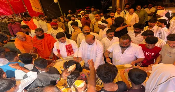 Barabanki News: Sunderkand was recited in Hanuman temples on the last big Tuesday, Bhandara distributed from city to village.