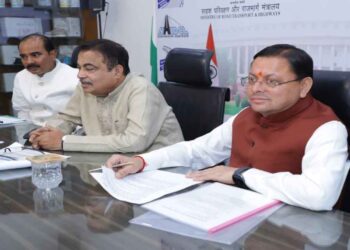 Pushkar Singh Dhami Latest Hindi News | UP Breaking News in Hindi Newstrack | Pushkar Singh Dhami: Chief Minister participated in the meeting of Union Ministers to build road network. News Track in Hindi