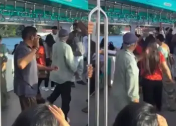 A view of a different level seen in Kochi Water Metro! Passengers were seen playing Garba with fun, after watching the video, users said - "Zero civic sense"