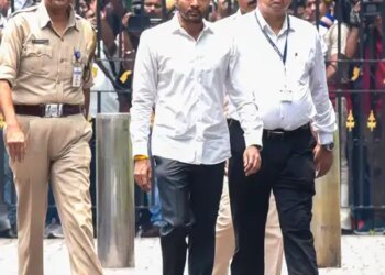 सिग्नेचर मिसमैच मामले में पूछताछ के बाद अभिषेक बनर्जी सीआईडी दफ्तर से निकले
