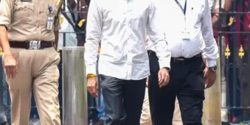 सिग्नेचर मिसमैच मामले में पूछताछ के बाद अभिषेक बनर्जी सीआईडी दफ्तर से निकले