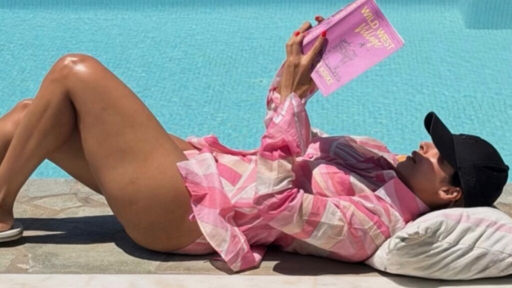 After divorce, ex-husband is raising 8 month old baby girl, 52 year old actress is chilling on vacation