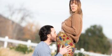 After giving birth to a daughter without marriage, the actress got engaged, now she is pregnant again, you will be surprised to know the name