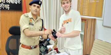 Ahmedabad: Jake Jackings' mobile was stolen in the final match of IPL, Aligarh Police recovered it and returned it.