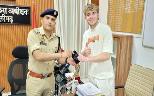 Ahmedabad: Jake Jackings' mobile was stolen in the final match of IPL, Aligarh Police recovered it and returned it.