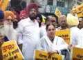 Amritsar: Aam Aadmi Party demonstrated outside Tarun Chugh's house, demanding release of funds from the Center for Punjab.