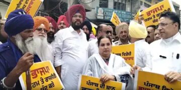 Amritsar: Aam Aadmi Party demonstrated outside Tarun Chugh's house, demanding release of funds from the Center for Punjab.