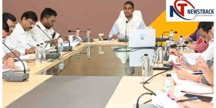 Balodabazar Collector Directs Completion of School Construction Before New Academic Session | Chhattisgarh News: Balodabazar Collector's instructions, construction work of schools should be completed before the new session. News Track in Hindi