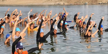 Before International Yoga Day, 'Water Yoga' in Prayagraj, swimmers did unique exercise in Yamuna river.