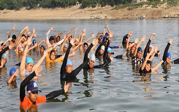 Before International Yoga Day, 'Water Yoga' in Prayagraj, swimmers did unique exercise in Yamuna river.