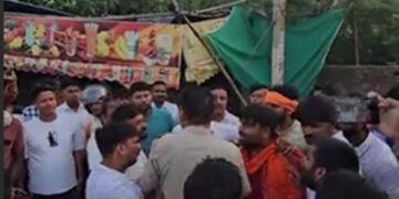 Bharatpur: A piece of meat was found in the mango shake, the shopkeeper had told it was a raisin, after the ruckus, the mob beat him up, the accused in custody.