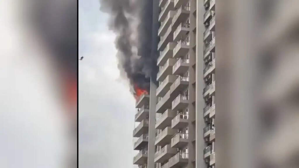 Big accident in Noida Highrise! Fire started due to AC burst, terrible flames rose from 21st floor, 3 flats burnt to ashes