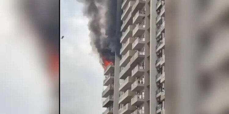Big accident in Noida Highrise! Fire started due to AC burst, terrible flames rose from 21st floor, 3 flats burnt to ashes