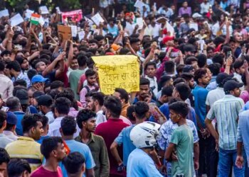 Bihar: Hundreds of students took out a candle march in Patna for the release of the director of Gyan Bindu Coaching Institute.