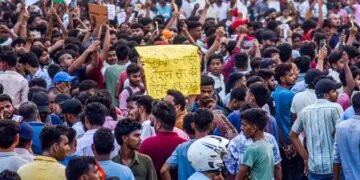 Bihar: Hundreds of students took out a candle march in Patna for the release of the director of Gyan Bindu Coaching Institute.