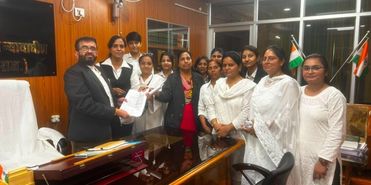 Bikaner: Demand for separate bar room for women advocates, memorandum submitted to District and Sessions Judge