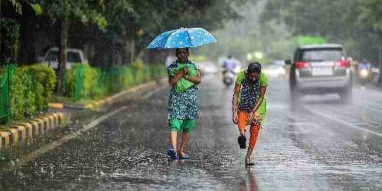 CG Weather Update| Heavy Rain Alert Across Chhattisgarh Today | CG Weather Update: There will be intense rain in Chhattisgarh from today, alert of heavy rain, thunderstorm and lightning in many districts. News Track in Hindi