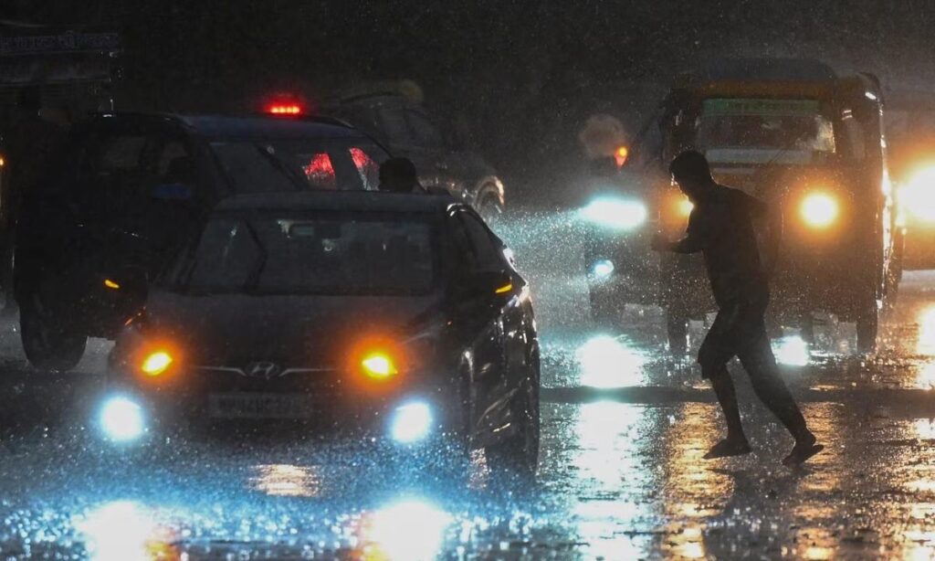 CG Weather Update| IMD Issues Orange Warning in 17 Districts, 60 kmph Winds & Heavy Rain Expected | CG Weather Update: Orange alert in 17 districts of Chhattisgarh today, winds will blow at a speed of 60 km. News Track in Hindi