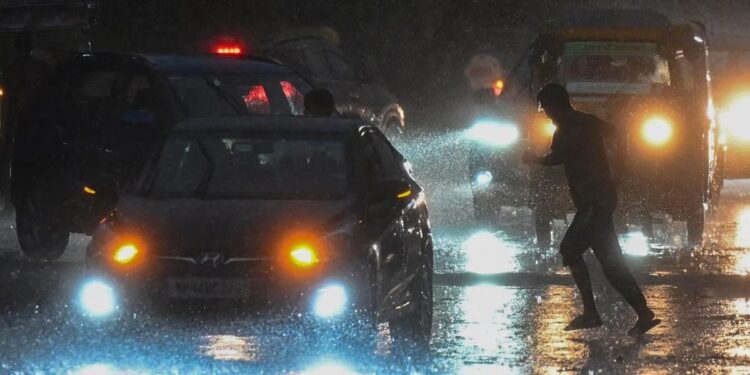 CG Weather Update| IMD Issues Orange Warning in 17 Districts, 60 kmph Winds & Heavy Rain Expected | CG Weather Update: Orange alert in 17 districts of Chhattisgarh today, winds will blow at a speed of 60 km. News Track in Hindi