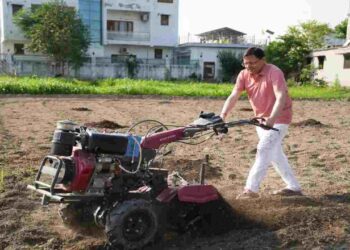 CM Pushkar Singh Dhami CM Dhami Agriculture Initiative Organic Farming Uttarakhand | Pushkar Singh Dhami: Chief Minister Dhami operated a tiller in the fields, gave the message of promoting traditional agriculture and organic farming. News Track in Hindi