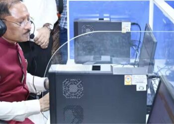 CM Vishnu Deo Sai Takes Charge of Helpline 1076, Calls Citizen Directly to Solve Problem. Chhattisgarh News: CM Vishnudev Sai himself took charge of helpline 1076, dialed the phone directly and asked – 'What is the problem?' | News Track in Hindi