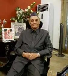 'Changed the vocabulary of Indian politics'; Karan Singh praised PM Modi's achievements