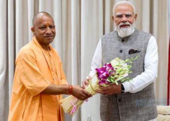 Chief Minister Yogi met PM Modi, congratulated him on his longest tenure