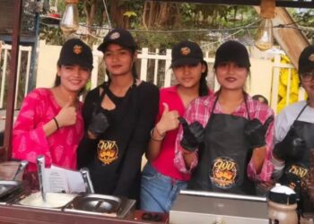 Collector and SP Meet ‘Waffle Sisters’, Praise Their Courage and Assure Full Security Support | Waffle Wali Sister: Took over the family after father, now taught a lesson to the unruly one; There is discussion everywhere about 'waffle wali' sisters. News Track in Hindi