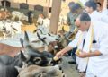 Cow service on Rahul Gandhi's birthday in Behror: Under the leadership of Sanjay Yadav, workers fed jaggery in the cowshed.
