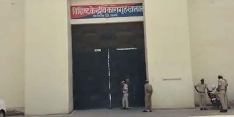 Dausa: Papadda police arrested a convicted prisoner who was absconding from parole, he was absconding from high security jail.