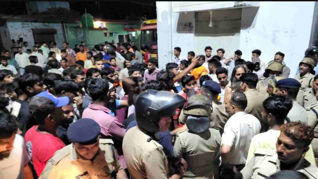 Dehradun Vikasnagar Violence Dehradun Vikasnagar Murder Case. Vikasnagar Violence Dehradun Vikasnagar Violence: Vikasnagar boiled over the murder of a Hindu youth, the accused's house burnt; Internet shut down News Track in Hindi