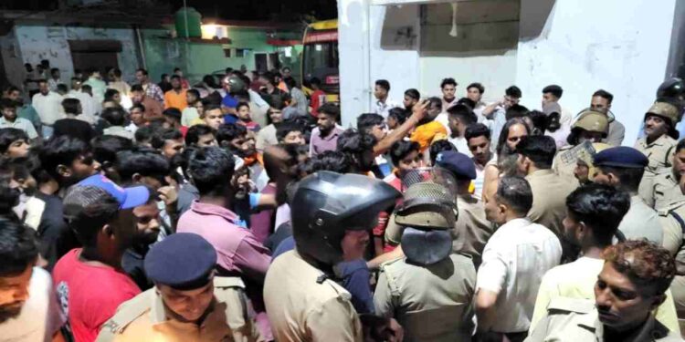 Dehradun Vikasnagar Violence Dehradun Vikasnagar Murder Case. Vikasnagar Violence Dehradun Vikasnagar Violence: Vikasnagar boiled over the murder of a Hindu youth, the accused's house burnt; Internet shut down News Track in Hindi