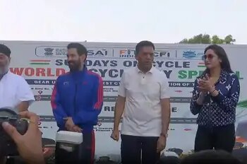 Delhi: Thousands of people took part in 'Sunday on Cycle' rally, Mandaviya said - do a cycle trip every day