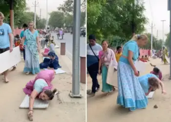 Even the heat lost in front of faith, the prostration circumambulation of foreign devotees in Vrindavan won the hearts.