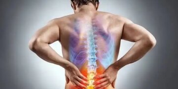 Frequent back pain and minor injury can lead to fracture, this is a sign of a serious disease, men should not ignore it even by mistake.