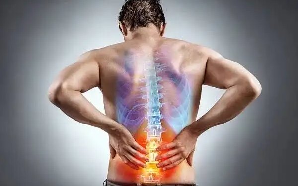 Frequent back pain and minor injury can lead to fracture, this is a sign of a serious disease, men should not ignore it even by mistake.